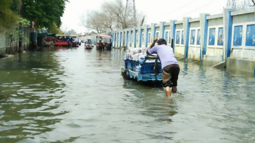 detik-detik-menegangkan-banjir-rob-terjang-perumahan-warga-di-jakarta-utara