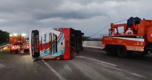 Bus Sarat Penumpang Terguling di Tol Kanci-Pejagan