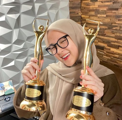 potret-nissa-sabyan-pamer-2-piala-ami-awards-malah-panen-cibiran-netizen