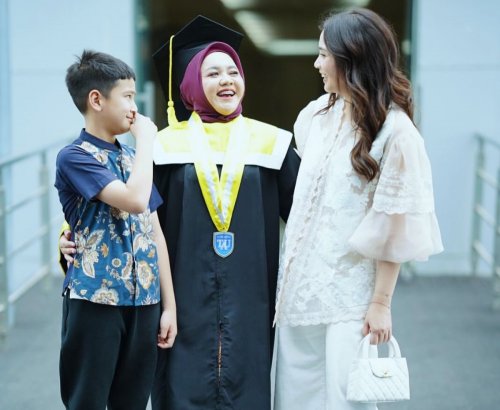 potret-mbak-lala-pengasuh-rafathar-wisuda-nagita-slavina-hadir