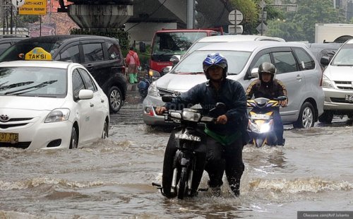 jalan-depan-jis-jakut-terendam-banjir-rob