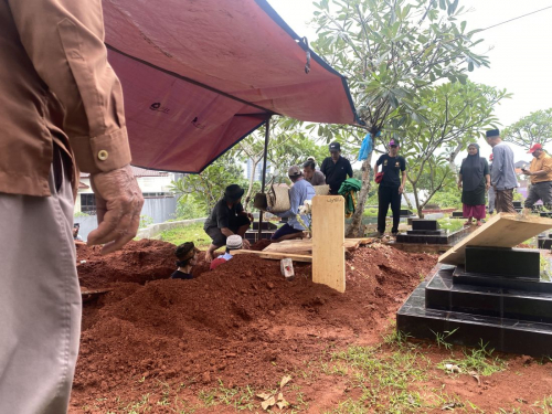 Diduga Bunuh Diri Satu Keluarga, Ibu dan Anak Dimakamkan Satu Liang