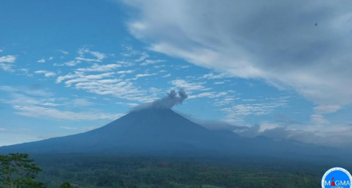 Pagi Ini, Gunung Semeru Meletus Muntahkan Abu Vulkanik 1.000 Meter