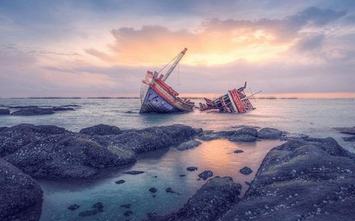 kapal-angkatan-laut-tabrak-feri-penumpang-hingga-terbalik-tewaskan-setidaknya-13-orang