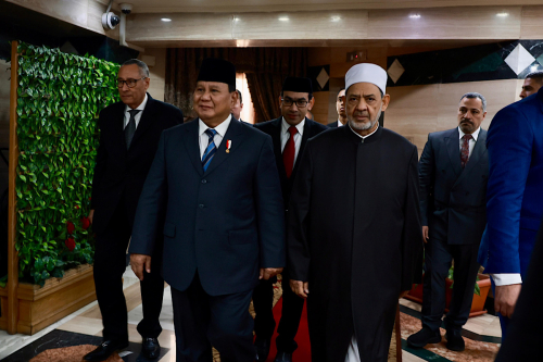 Momen Prabowo Temui Grand Syekh Al-Azhar di Kairo