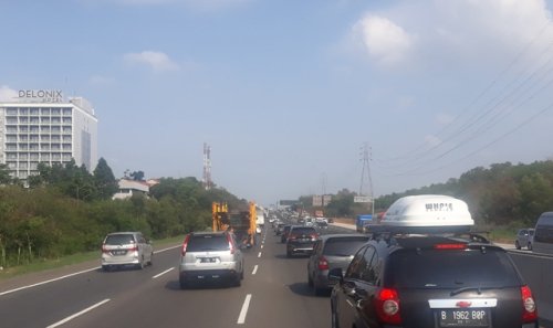 contraflow-diberlakukan-di-tol-jakarta-cikampek