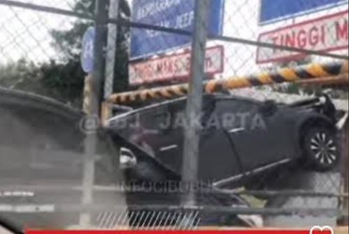 mobil-tabrak-pembatas-gt-cimanggis-arah-jakarta