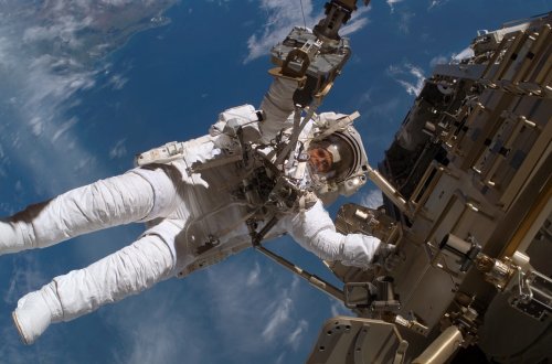 selesaikan-9-jam-spacewalk-astronot-china-pecahkan-rekor-berjalan-di-luar-angkasa