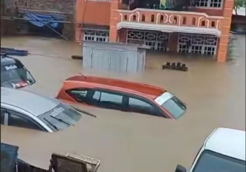 viral-penampakan-sejumlah-mobil-terjebak-macet-dan-terendam-banjir-di-sulsel