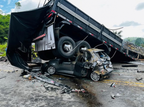 Bus Penuh Penumpang Tabrak Truk hingga Terbakar, 30 Tewas