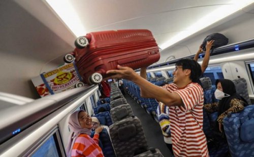 naik-kereta-whoosh-halim-ke-karawang-cuma-15-menit