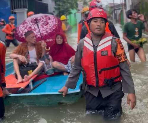 banjir-hebat-terjang-sulawesi-selatan-polri-gerak-cepat-evakuasi-warga-terdampak