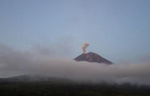 gunung-semeru-erupsi-pagi-ini-luncurkan-abu-vulkanik-1000-meter