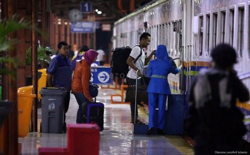 jelang-libur-natal-35314-pemudik-tinggalkan-jabodetabek-lewat-stasiun-pasar-senen-dan-gambir