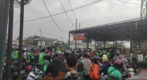 ratusan-ojol-dan-opang-bentrok-di-bandung-seorang-penumpang-jadi-korban