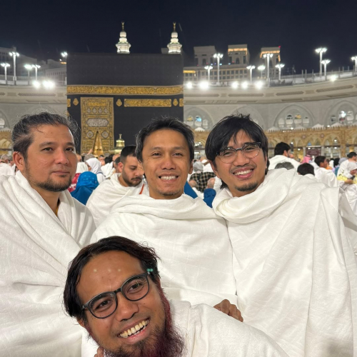 3 Potret Personel Sheila on 7 Ibadah Umrah Bersama, Jadi Kisah Klasik untuk Masa Depan