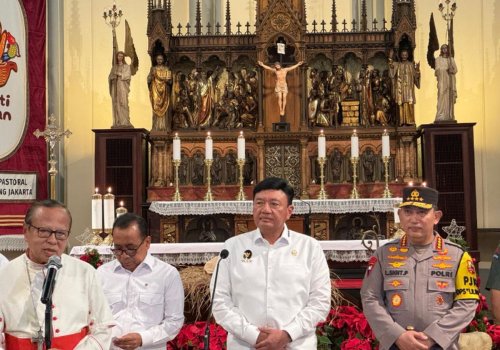 sambangi-gereja-katedral-menkopolkam-sampaikan-pesan-presiden-prabowo-selamat-natal-2024