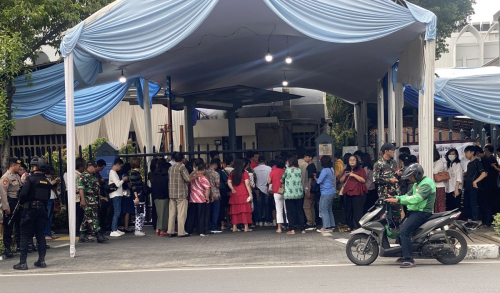 Ikuti Misa Natal, Jemaat Mulai Ramai Datangi Gereja Katedral Jakarta