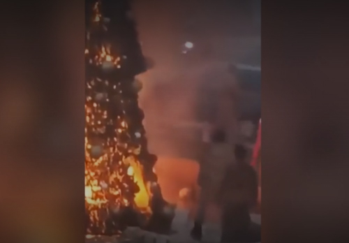 Pembakaran Pohon Natal Picu Protes Besar-besaran di Suriah