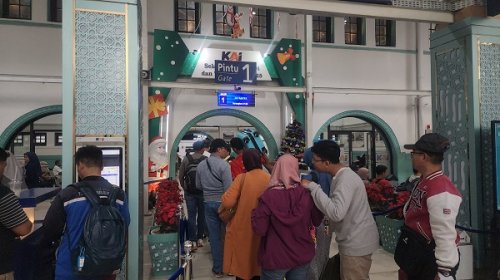 Stasiun Pasar Senen Dipadati Penumpang pada Natal 2024