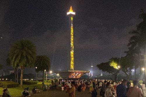 libur-natal-warga-antusias-saksikan-video-mapping-dan-air-mancur-menari-di-monas