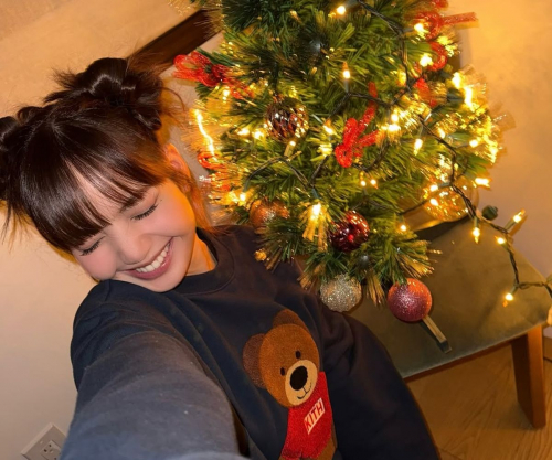 5 Potret Lisa BLACKPINK Rayakan Natal, Pohon Natal Imut Bikin Salfok