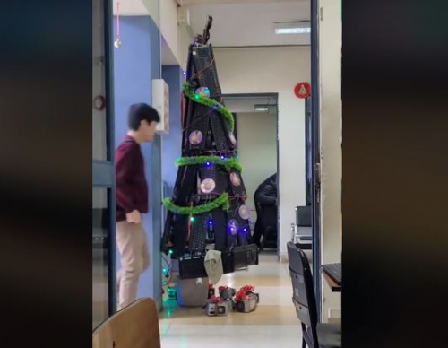 Viral Pohon Natal dari Tumpukan Keyboard Komputer, Netizen: Pasti Buatan Anak IT