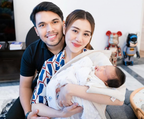 Potret Aaliyah Massaid Gendong Baby Jyab Anak Shandy Purnamasari, Netizen: Sudah Cocok!