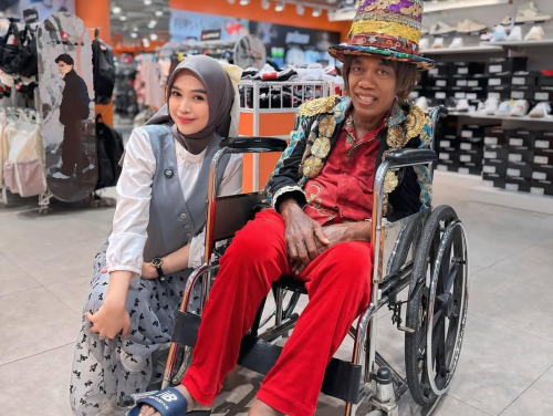 5 Potret Haru Ria Ricis Bertemu Pak Tarno, Ajak Belanja ke Mal hingga Sungkem