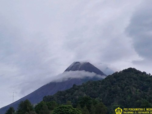 gunung-merapi-luncurkan-16-kali-guguran-lava-disertai-196-gempa