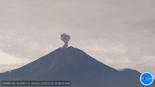 gunung-semeru-meletus-semburkan-abu-vulkanik-1100-meter