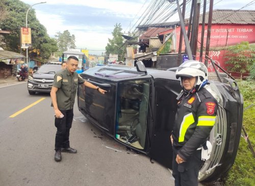 libur-akhir-tahun-toyota-fortuner-tabrak-restoran-di-puncak-bogor-hingga-terguling