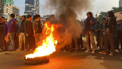 demo-tolak-ppn-naik-ricuh-polisi-pukul-mundur-mahasiswadengan-water-cannon