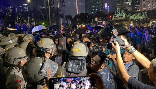 demo-tolak-ppn-12-ricuh-mahasiswa-dan-polisi-baku-hantam-di-patung-kuda