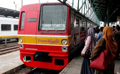 krl-gangguan-di-lenteng-agung-warga-terpaksa-ganti-moda-transportasi-lain