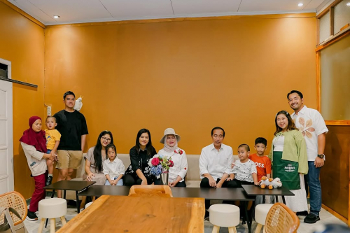 5 Potret Kiky Saputri Buka Coffee Shop di Solo, Dihadiri Langsung Jokowi dan Keluarga