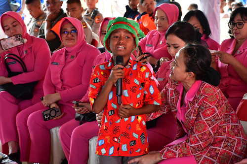 Momen Ketum Bhayangkari Rayakan Natal Bareng Anak-Anak di Posko Pengungsian Erupsi Gunung Lewotobi