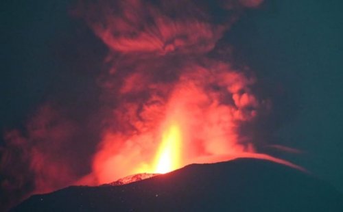 gunung-ibu-erupsi-lagi-malam-ini-tinggi-kolom-abu-capai-4325-meter-di-atas-permukaan