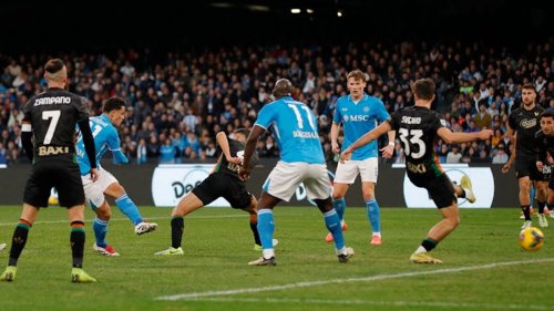 hasil-napoli-vs-venezia-di-liga-italia-2024-2025-jay-idzes-dkk-kalah-0-1