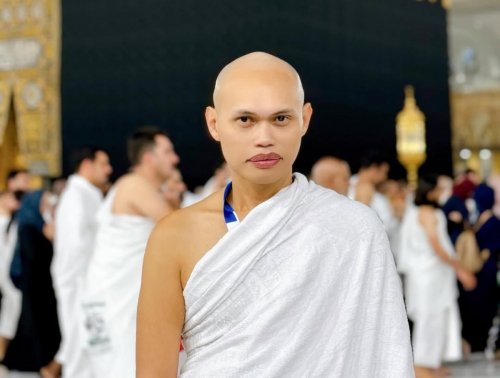 5-potret-wanda-hara-umrah-ke-tanah-suci-pakai-baju-ihram-hingga-selfie-di-depan-kakbah