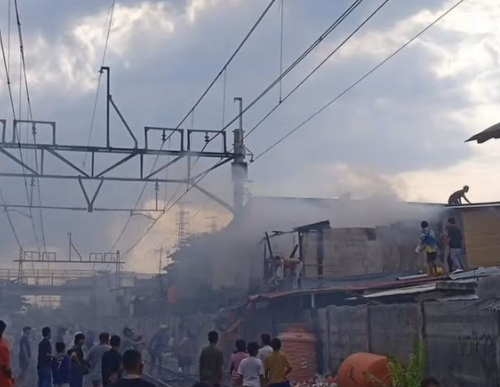 Korsleting Listrik, Rumah Warga di Bantaran Rel Tanjung Priok Kebakaran