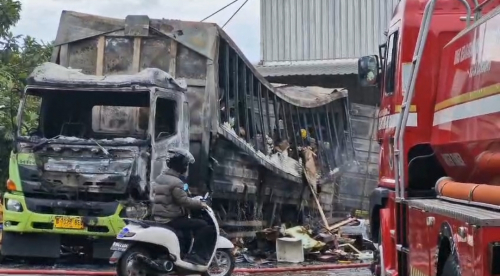 Truk Boks Berisi Ratusan Paket Ludes Terbakar di Gudang Gedebage Bandung