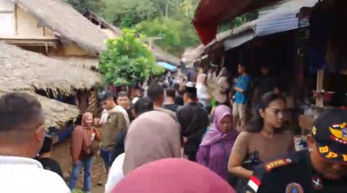 laris-manis-ini-penampakan-kawasan-budaya-baduy-dipadati-pemburu-durian