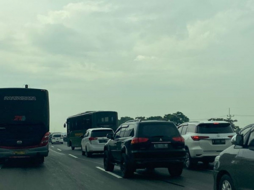 Urai Peningkatan Volume Lalin, Contraflow Diterapkan di Ruas Tol Japek Arah Jakarta