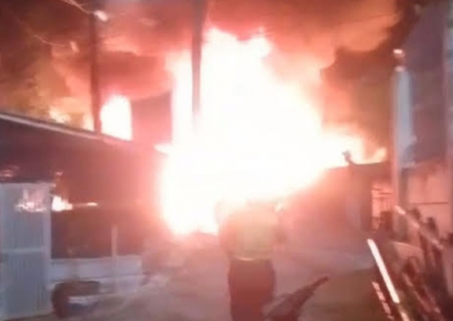 Kebakaran Melahap Kelurahan Rawa Badak Diduga Gegara Petasan