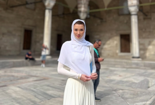Kisah Sabina Altynbekova, Pevoli Cantik yang Senang Kunjungi Masjid serta Cinta Indonesia