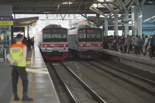 stasiun-karet-bakal-ditutup-penumpang-krl-naik-turun-di-bni-city