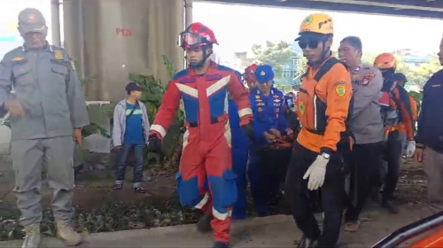 Petugas Damkar Evakuasi 3 Orang Tercebur ke Kali Ancol, 2 Ditemukan Tewas