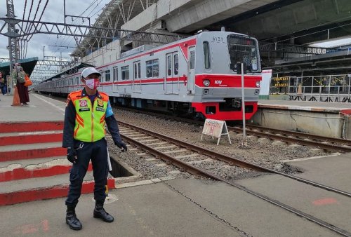 terobos-palang-pintu-pejalan-kaki-tertemper-krl-di-kebayoran-lama