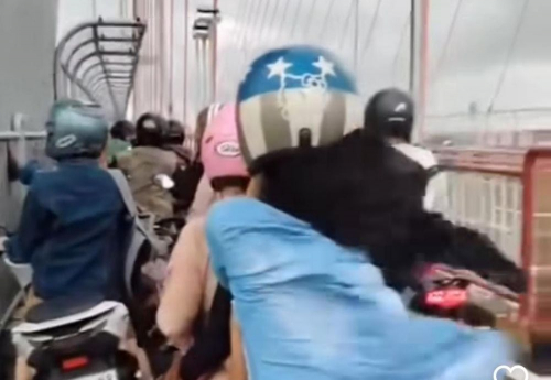 Angin Kencang Terjang Jembatan Suramadu, Pemotor Tak Berani Lanjutkan Perjalanan